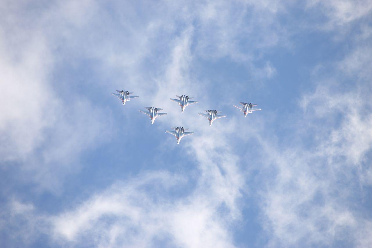 Фото В Новосибирске завершилось грандиозное авиашоу: завораживающие кадры самолётов и вертолётов в небе 3